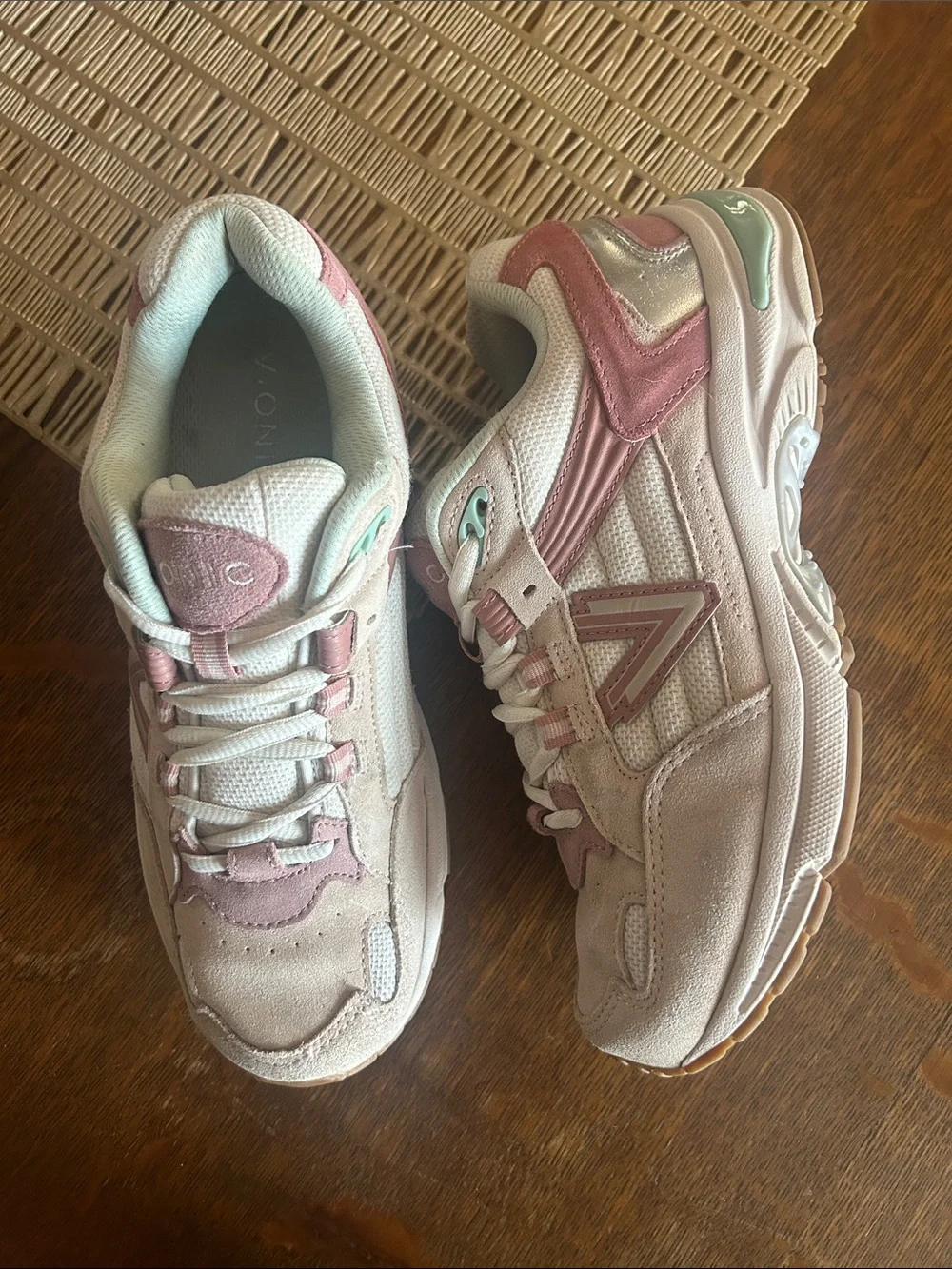 Vionic Women’s 7.5 W Wide Width Blush Pink Sneakers Lace up Comfortable Walking